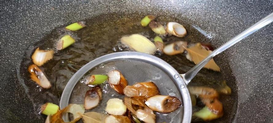 手工制作新鲜花椒油，为家常美食增添香辣魅力（以新鲜花椒为主材）